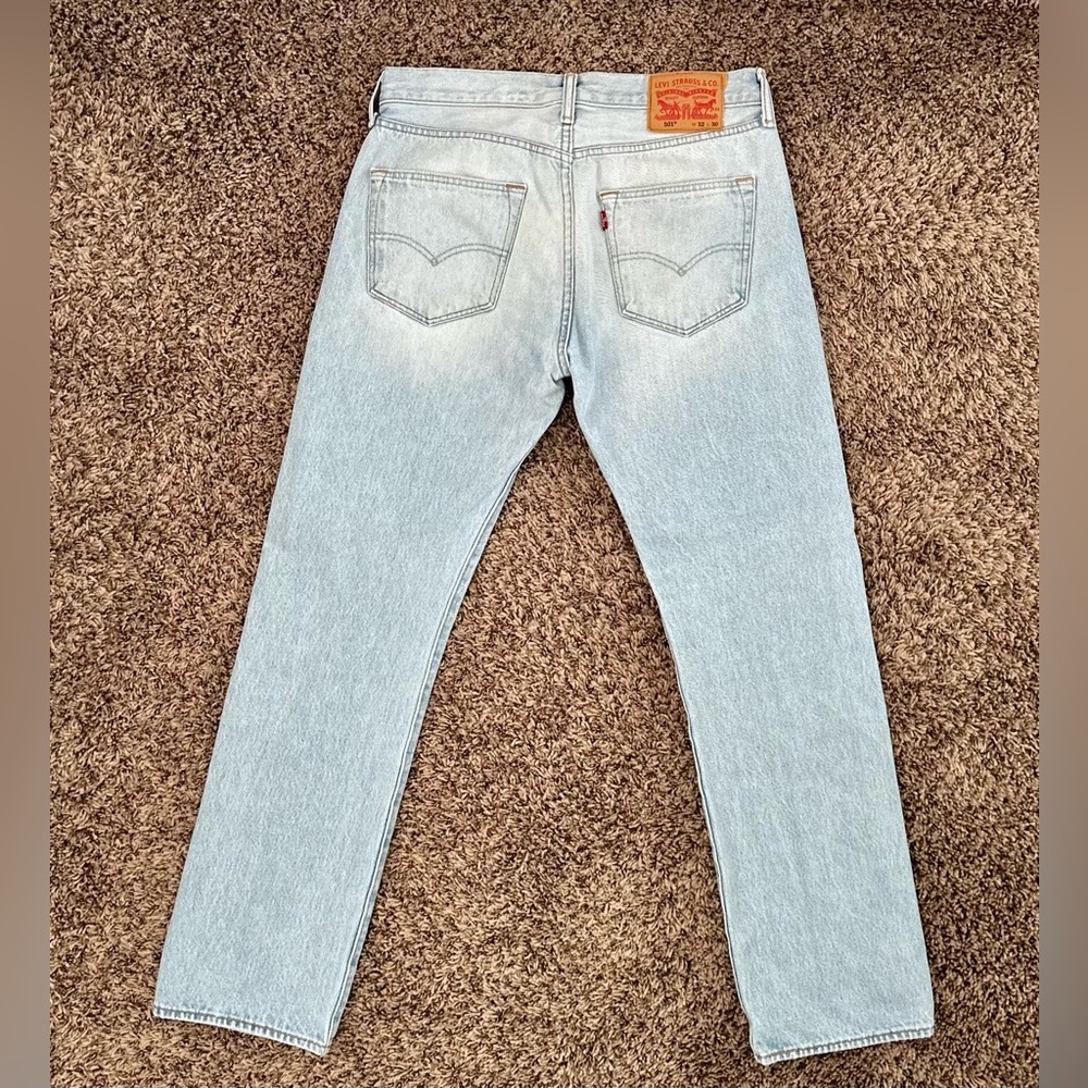 Mens Levi’s 501 light stonewashed jeans